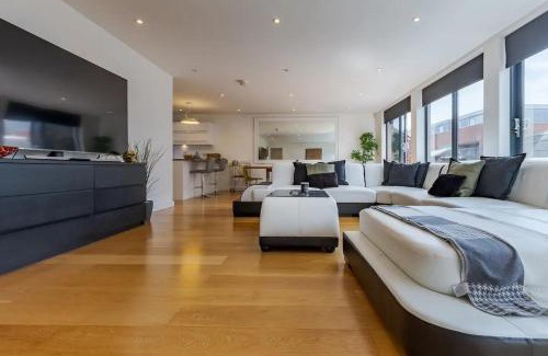 Birmingham City Centre Cabin | Pass the Keys Executive Penthouse 2 Bed Jewellery Quarter