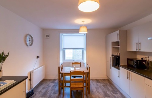 Eastgate Apartment | Pass the Keys | Bright & Modern Flat | 3Bd + 3Bath | Contractors!