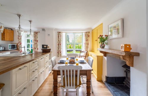 Whichford House | Pass the Keys | Unicorn Cottage | Rural Cotswold Escape