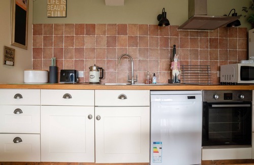 Bourton-on-the-Hill House | Pass the Keys | Hare Cottage wonderful views and parking