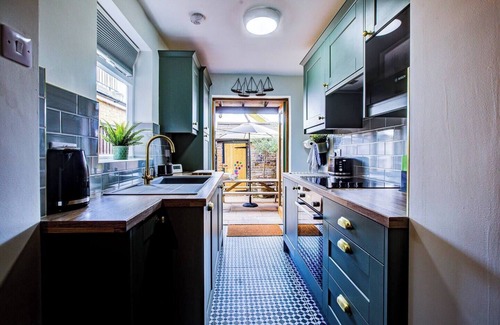 Leigh-on-Sea House | Pass the Keys | Stunning Cottage in the Heart of Old Leigh
