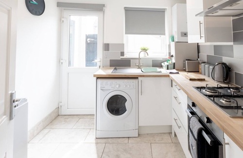 Southend-on-Sea Apartment | Pass the Keys | Seaside 2-Bedroom Flat | Parking | Sleeps 6