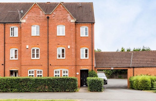 Warwick House | Pass the Keys | Large 4Bed Family Home, Warwick & Secure Parking
