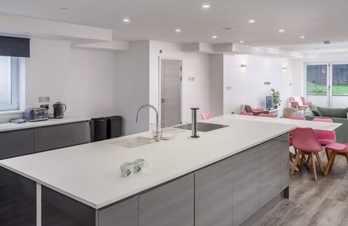 Watford House | Pass the Keys | Large Stylish Modern Six Bedroom House in Watford