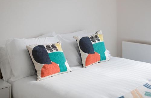 North West Apartment | Pass the Keys Lovely 2-bed Glasgow Harbour with Parking and Views