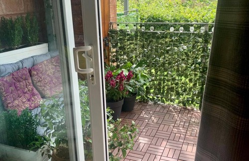 Edinburgh Apartment | Pass the Keys | Lovely 2Bedroom flat with balcony!