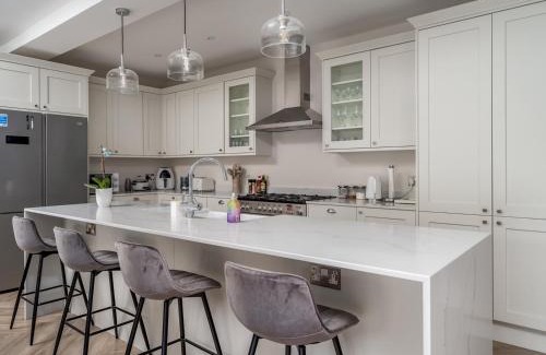 Cassiobury House | Pass the Keys Luxury 4 Bedroom home with large garden