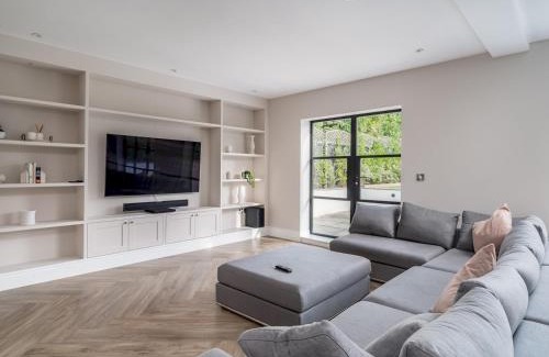 Cassiobury House | Pass the Keys Luxury 4 Bedroom home with large garden