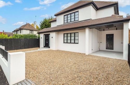 Cassiobury House | Pass the Keys | Luxury 4 Bedroom home with large garden