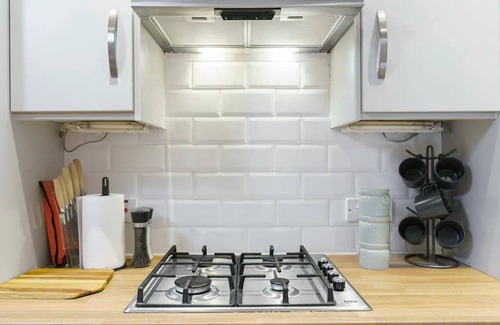 Queens Quarter Apartment | Pass the Keys | Luxury Retreat | Cafes and Shopping | Queens Uni