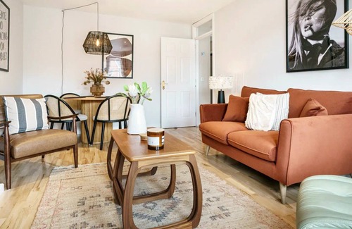 Queens Quarter Apartment | Pass the Keys | Luxury Retreat | Cafes and Shopping | Queens Uni