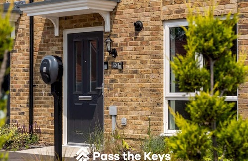 Ascot House | Pass the Keys | Modern Townhouse with Garden and Parking in Ascot