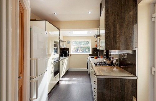 West Bridgford House | Pass the Keys | Modern Home near Trent Bridge|Notts County FC