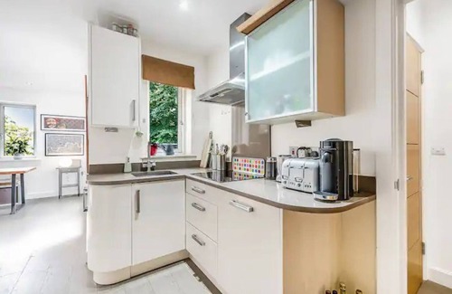 Roehampton Apartment | Pass the Keys Modern Terrace Apartment in Putney