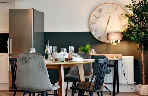 Newport House | Pass the Keys | Perfectly located stylish 2 bed home with Parking