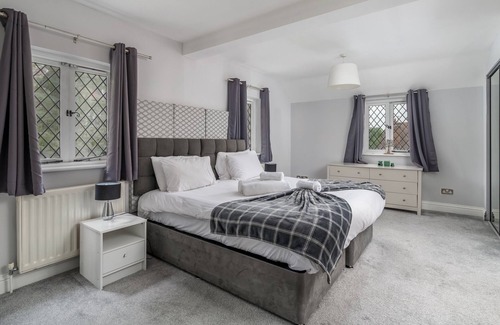 Radlett House | Pass the Keys | Prestigious 5 Bed Retreat Spacious Tranquil Haven