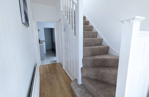 Seisdon House | Pass the Keys | Spacious Comfortable 3 Bedroom House