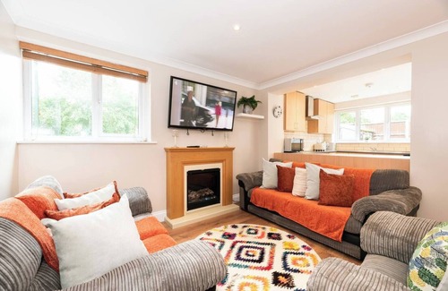 Burnt Oak House | Pass the Keys | Spacious 3-bedroom Greater London + Free Parking