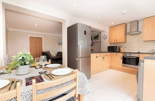 Burnt Oak House | Pass the Keys | Spacious 3-bedroom Greater London + Free Parking