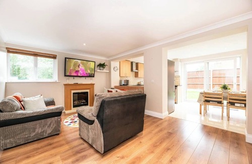 Burnt Oak House | Pass the Keys | Spacious 3-bedroom Greater London + Free Parking