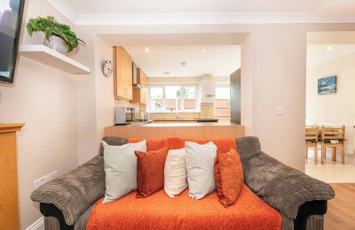Burnt Oak House | Pass the Keys | Spacious 3-bedroom Greater London + Free Parking