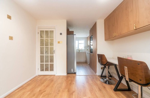 Thamesmead House | Pass the Keys | Spacious Cosy Home Close To London Abbey Wood