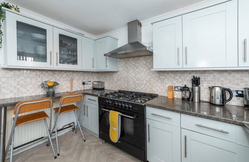 Reading House | Pass the Keys | Spacious Modern 4-Bedroom Home RG2