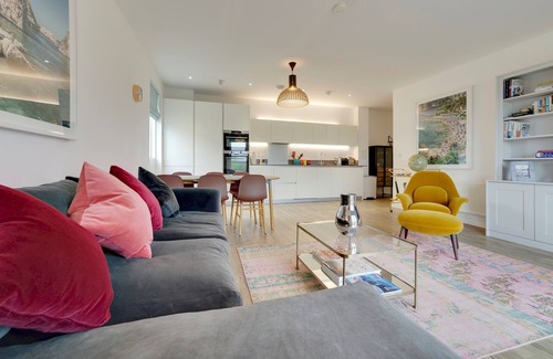 Trumpington Apartment | Pass the Keys | Stunning and Spacious Modern Flat - Own Car Park