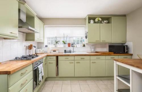 Rickmansworth House | Pass the Keys Stylish Modern 3 bed house with Parking