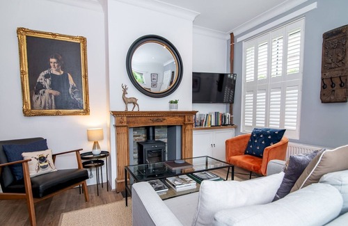 Worcester House | Pass the Keys | Stylish Waterside Home in Central Worcester