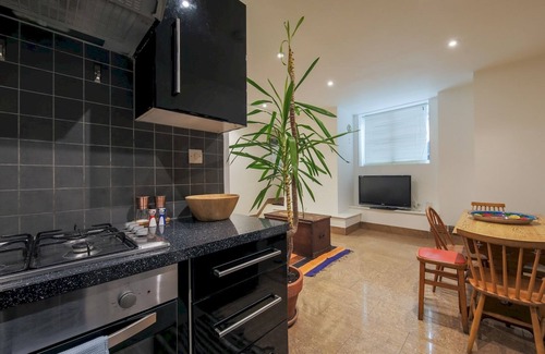 St. Leonard's Apartment | Pass the Keys | Stylish Flat - 20 Mins from Central London