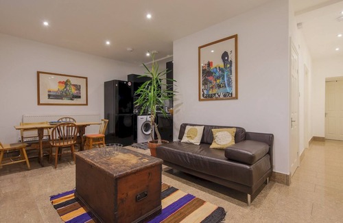 St. Leonard's Apartment | Pass the Keys | Stylish Flat - 20 Mins from Central London