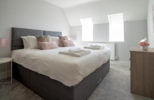 Ebrington House | Pass the Keys The Stables Stylish cottage with hot tub and parking