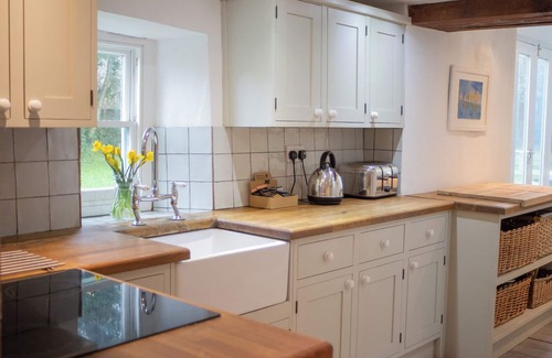 Llansteffan House | Pass the Keys | Walking distance to beach and castle. Sleeps 8.