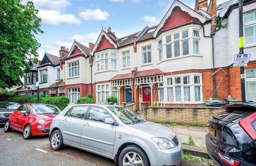 St. Leonard's House | Pass the Keys | Wonderful Six Bed Victorian Home in London