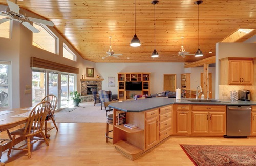 Sierra Pines Cottage | Patio & Forest View: Peaceful Show Low Home