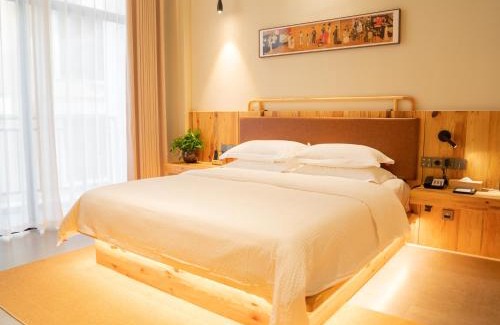 Yongding House | Patio Spring Holiday Inn - Free round trip pick-up service -Panoramic view of Tianmen Mount