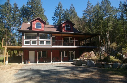 Quathiaski Cove House | Patio Suite at Kingfisher Pond Guesthouse