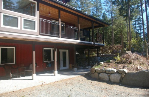 Quathiaski Cove House | Patio Suite at Kingfisher Pond Guesthouse