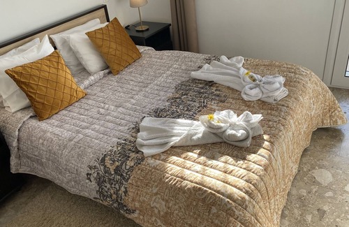 Paralia Apartment | Patras Golden Suite - ground floor apartment with all the necessary amenities.