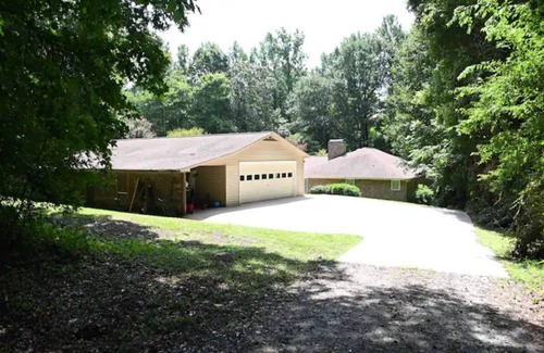 Roebuck Apartment | Patriot Point B, an inviting studio apartment