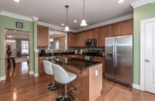 Umstead House | Paula's Place- Across from Brier Creek, 10mins from Airport, Community Pool!