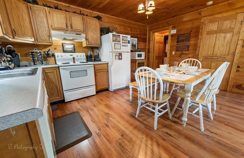 Sevierville Cabin | Paw Prints: Hot Tub, Pool Table, Mountain Views, & Private