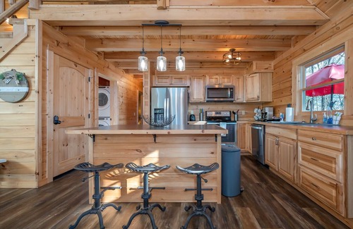 Lake Lure Cabin | Paws Awhile | Pet-Friendly Log Cabin in Lake Lure