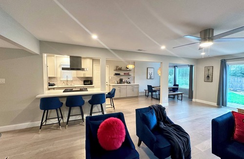 Northgate House | Paxton House 3 bedr 2 bath walk to Discovery Park & Aftershock Yard Grill Garage
