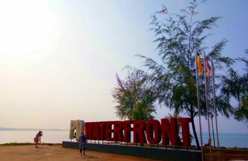 Kampung Bahasa Kapor Apartment | PD D'Wharf Premium Suite - Full Seaview (Up to 6 Pax)