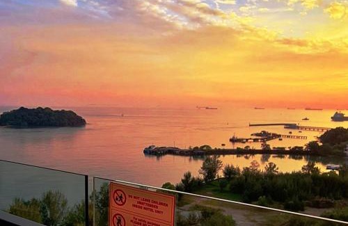 Kampung Bahasa Kapor Apartment | PD Seaview Sunset Cozy Staycation With Pool & Netflix, Private Unit