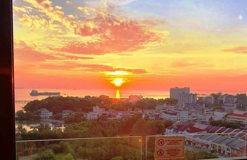 Kampung Bahasa Kapor Apartment | PD Seaview Sunset Cozy Staycation With Pool & Netflix, Private Unit