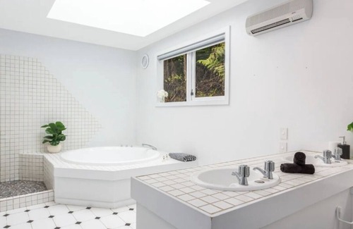 Lowry Bay House | Peace and privacy in Lowry Bay