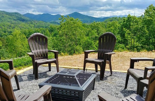 Bryson City House | Peace of Heaven ~ Modern Chic Cabin w/Majestic Mountain Views